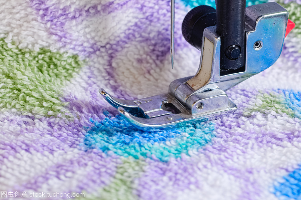 針線(xiàn)交響曲 服飾研發(fā)中縫紉機(jī)針與織物的微觀(guān)對(duì)話(huà)