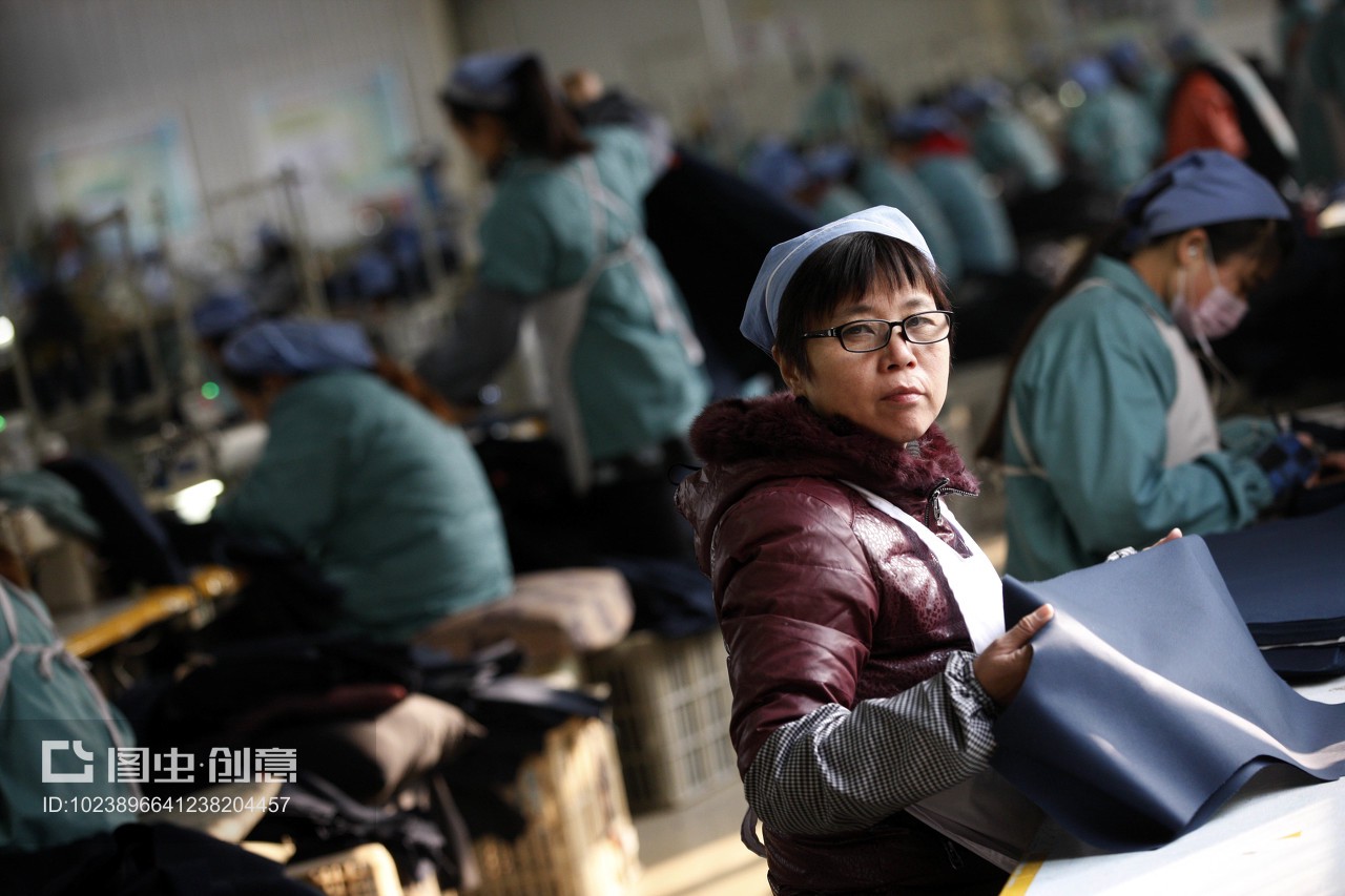 匠心織就潮流 淮北秋艷服裝廠(chǎng)女工以巧手打造歐美風(fēng)尚